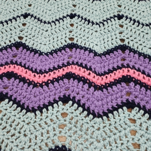 HANDCRAFTED crochet blanket Chevron print with scalloped edge - Picture 5 of 6